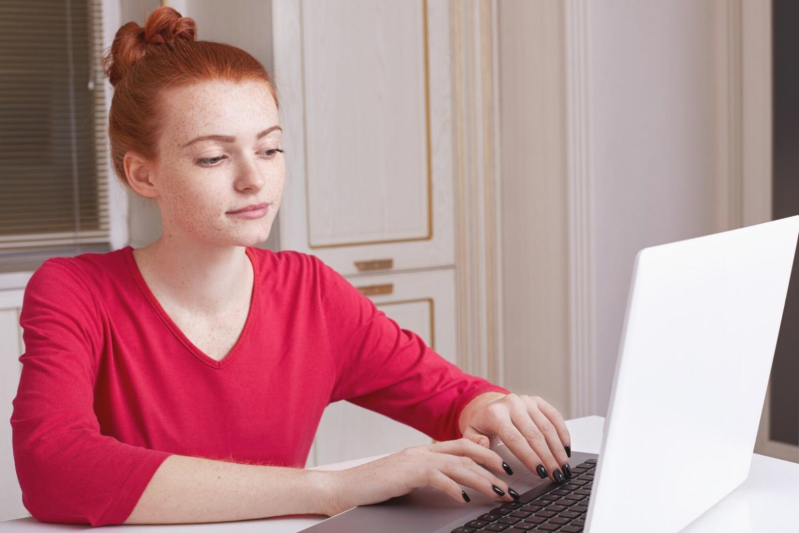 Vista ravvicinata di grafici finanziari e fogli di calcolo